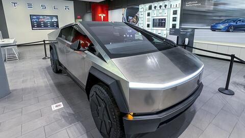 Tesla ra mắt xe bán tải điện Cybertruck: Chạy nhanh hơn siêu xe, có khả năng chống đạn, giá rẻ nhất là 60,990 USD