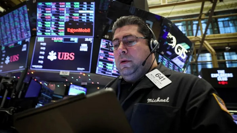 Bán tháo ập đến sau chuỗi tăng nóng, Dow Jones lao dốc gần 500 điểm