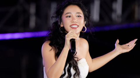 Bùng nổ màn live 9 bản hit đình đám của Văn Mai Hương