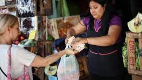 Lạm phát Argentina vượt 211%, cao hơn cả Venezuela