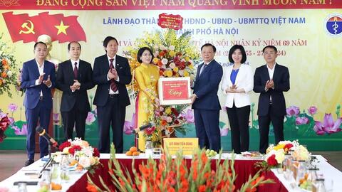 Bí thư Thành uỷ Đinh Tiến Dũng chúc mừng ngành Y tế Thủ đô