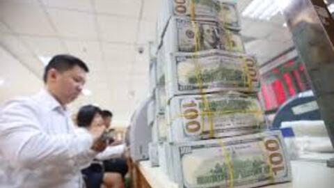 Giá bán USD ngân hàng vượt lên đỉnh mới