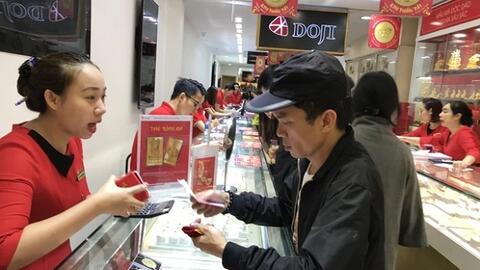 Tiếp tục giảm mạnh, vàng nhẫn trong nước lùi về ngưỡng 76,6 triệu đồng