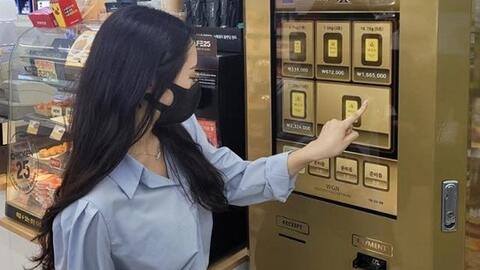 Người dân Hàn Quốc đổ xô đi mua vàng tự động ở cửa hàng tiện lợi