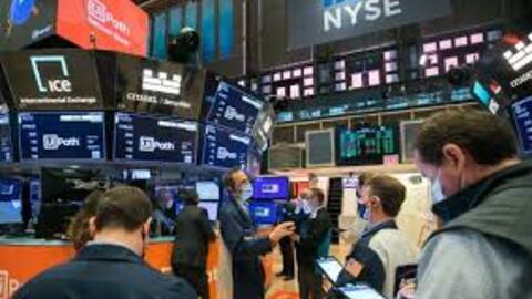 Phố Wall khởi đầu tháng 7 trong sắc xanh, Nasdaq Composite lại lập kỷ lục