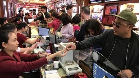 Chênh lệch giữa vàng SJC với vàng nhẫn rút ngắn, tỷ giá USD tăng 5 đồng
