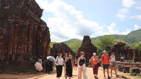 Du khách đến Mỹ Sơn tăng mạnh