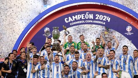 Messi và đồng đội lập loạt cột mốc, Di Maria nói lời chia tay