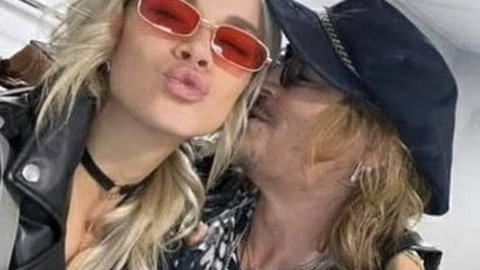 "Cướp biển" Johnny Depp hạnh phúc bên mỹ nhân kém 33 tuổi