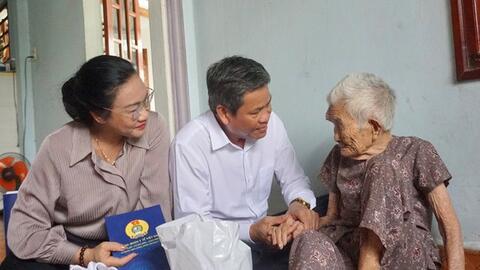 Tặng 300 phần quà tri ân mẹ Việt Nam anh hùng, gia đình liệt sĩ Bình Định