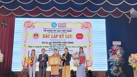 Nhạc sĩ 2 lần nhận Kỷ lục Việt Nam