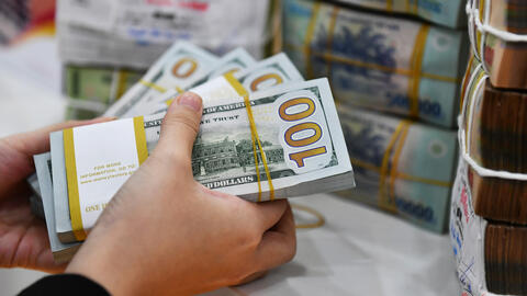 Giá USD tự do lao dốc