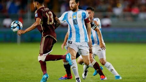 Messi trở lại nhưng Argentina đánh rơi chiến thắng ở Venezuela