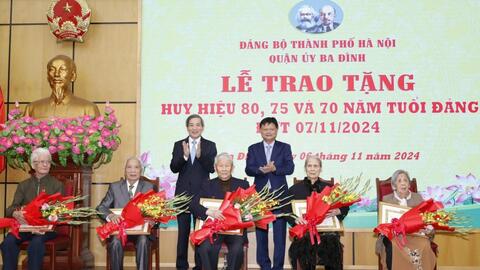 Trao Huy hiệu Đảng tặng 335 đảng viên quận Ba Đình