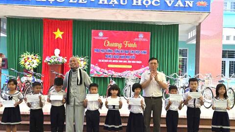 Trao yêu thương cho trẻ em nghèo tỉnh Bình Thuận