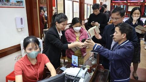 Tỷ giá trung tâm đảo chiều tăng 12 đồng, giá vàng trong nước đi ngang