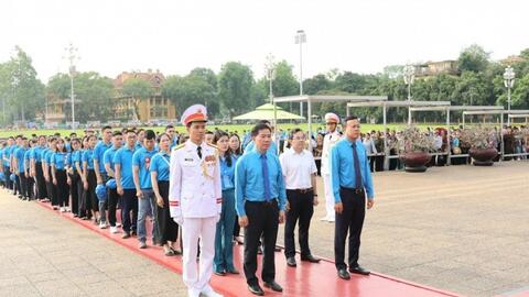 Công nhân giỏi Thủ đô vào Lăng viếng Bác