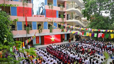 Học trò lớp 9 bồi hồi xúc động ngày chia tay thầy cô