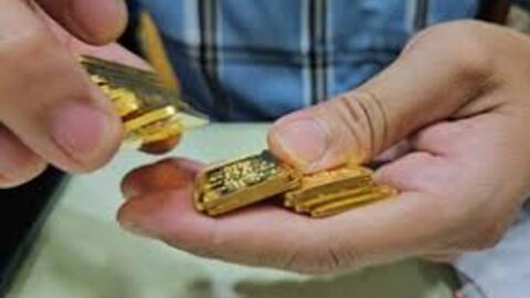Nhiều người xếp hàng chờ mua vàng sau khi giá vàng miếng SJC, vàng nhẫn giảm