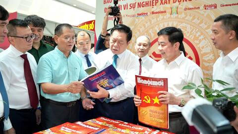 Ra mắt ấn phẩm đặc biệt "Sứ mệnh và khát vọng tự cường"