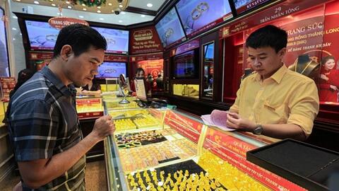Giá vàng SJC giữ ổn định, tỷ giá tại ngân hàng giảm trong phiên sáng đầu tuần