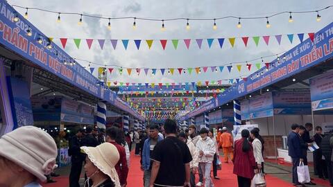 <a href="/thuong-mai" title="Thương mại" rel="dofollow">Thương mại</a>