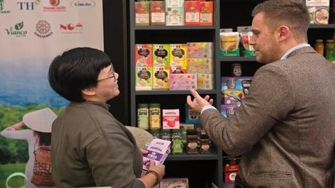 <a href="/thuong-mai" title="Thương mại" rel="dofollow">Thương mại</a>