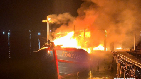 Huế: Cháy tàu cá trong đêm