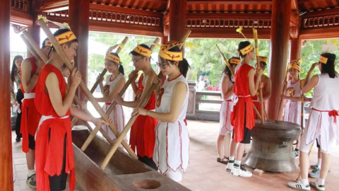 Trình diễn trống đồng, đâm đuống ‘hút’ khách tại Đền Hùng