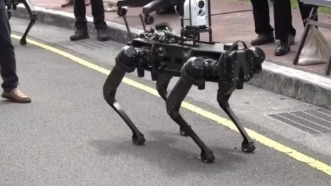 Đài Loan ra mắt 'chó robot' có vũ trang