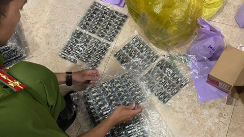 Ập vào căn nhà ở TPHCM, công an bắt giữ 5 người