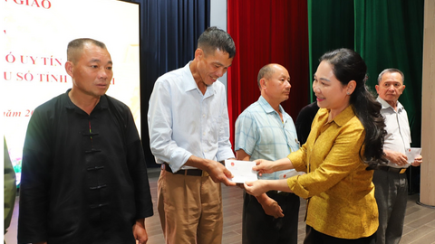 Thứ trưởng Nông Thị Hà tiếp đoàn Người có uy tín tỉnh Lào Cai