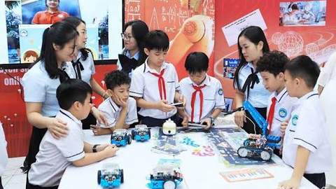 Học sinh Hà Nội vào vai kỹ sư robot trong trại hè miễn phí