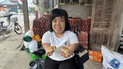 Cô gái ngồi xe lăn miệt mài trao sinh kế cho những người cùng cảnh ngộ