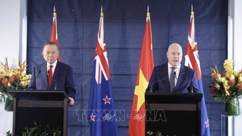 Tổng Bí thư, Chủ tịch nước Tô Lâm và Thủ tướng New Zealand gặp gỡ báo chí và chứng kiến trao các văn kiện hợp tác