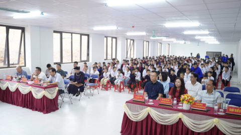 Quỹ từ thiện 'Ước mơ xanh' của Báo Nhà báo và Công luận đến với các em học sinh dân tộc nội trú