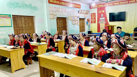 Xây dựng xã hội học tập từ nền tảng xóa mù chữ