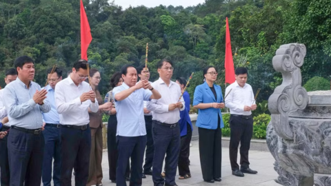 Phó Thủ tướng Lê Tiến Châu dâng hương tại Đền thờ Chủ tịch Hồ Chí Minh ở Pác Bó