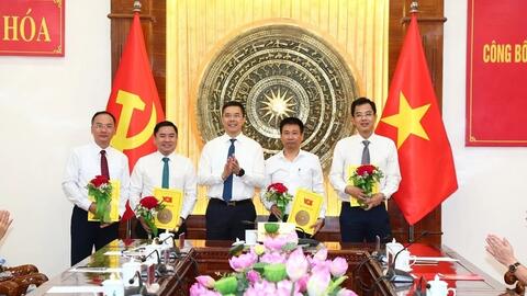 Thanh Hóa công bố và trao quyết định điều động, bổ nhiệm nhiều cán bộ chủ chốt