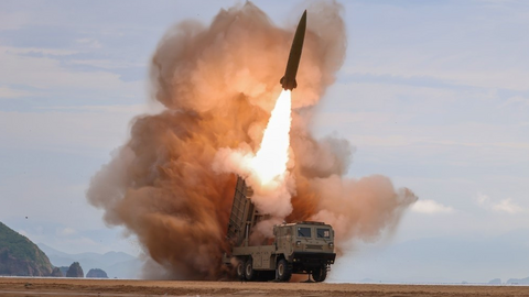 Ông Kim Jong Un trực tiếp giám sát thử nghiệm loạt vũ khí mới