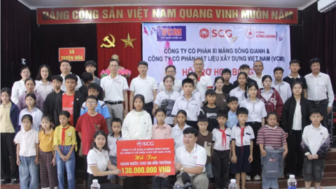 Xi măng Sông Gianh và VCM trao học bổng cho học sinh khó khăn tại Quảng Trị