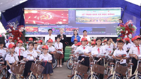 200 học sinh khó khăn ở xã Kỳ Thượng nhận xe đạp và quà đầu năm học mới