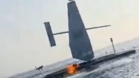 IRGC công bố video phá hủy tàu trinh sát Mỹ tại Hormuz