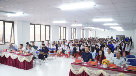 Quỹ từ thiện 'Ước mơ xanh' của Báo Nhà báo và Công luận đến với các em học sinh dân tộc nội trú