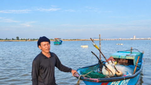 Từ cậu bé theo ghe mưu sinh đến Nhà giáo Ưu tú