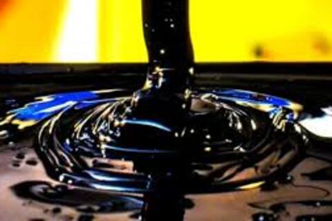 Giá dầu WTI giữ đà tăng, vượt 64,6 USD/thùng