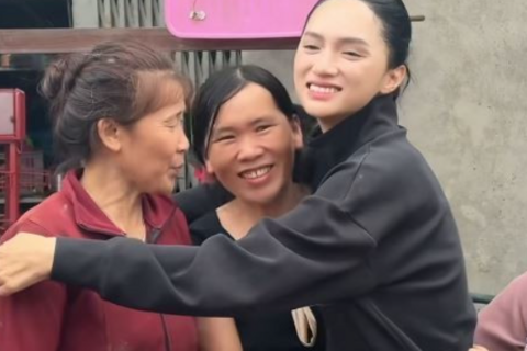 Hương Giang gây xúc động, lao vào vùng lũ hỗ trợ đồng bào ngay sau khi về nước