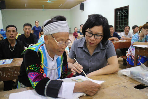 Cô Hiệu trưởng tận tình với lớp xóa mù chữ ở vùng cao