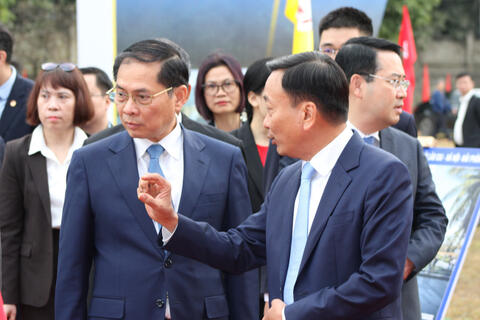 <a href="/thoi-su" title="Thời sự" rel="dofollow">Thời sự</a>