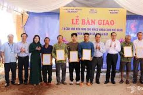 Người dân khó khăn ở biên giới Bù Gia Mập phấn khởi nhận căn nhà hữu nghị